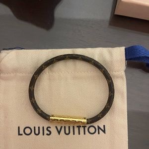 Authentic Louis Vuitton confidential bracelet size 19